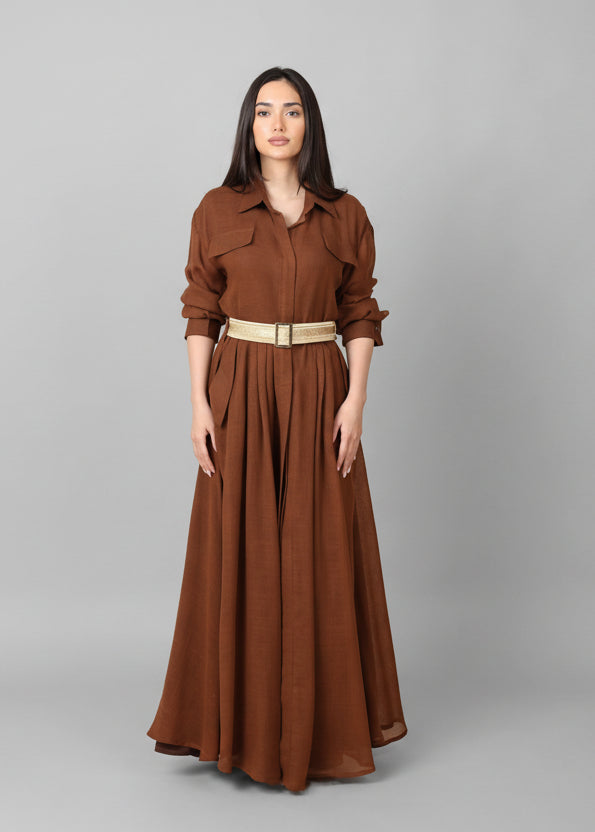 فستان بني بلمسة تراثية من صوف البشت والتياب الرجالية