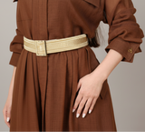 فستان بني بلمسة تراثية من صوف البشت والتياب الرجالية