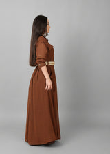 فستان بني بلمسة تراثية من صوف البشت والتياب الرجالية