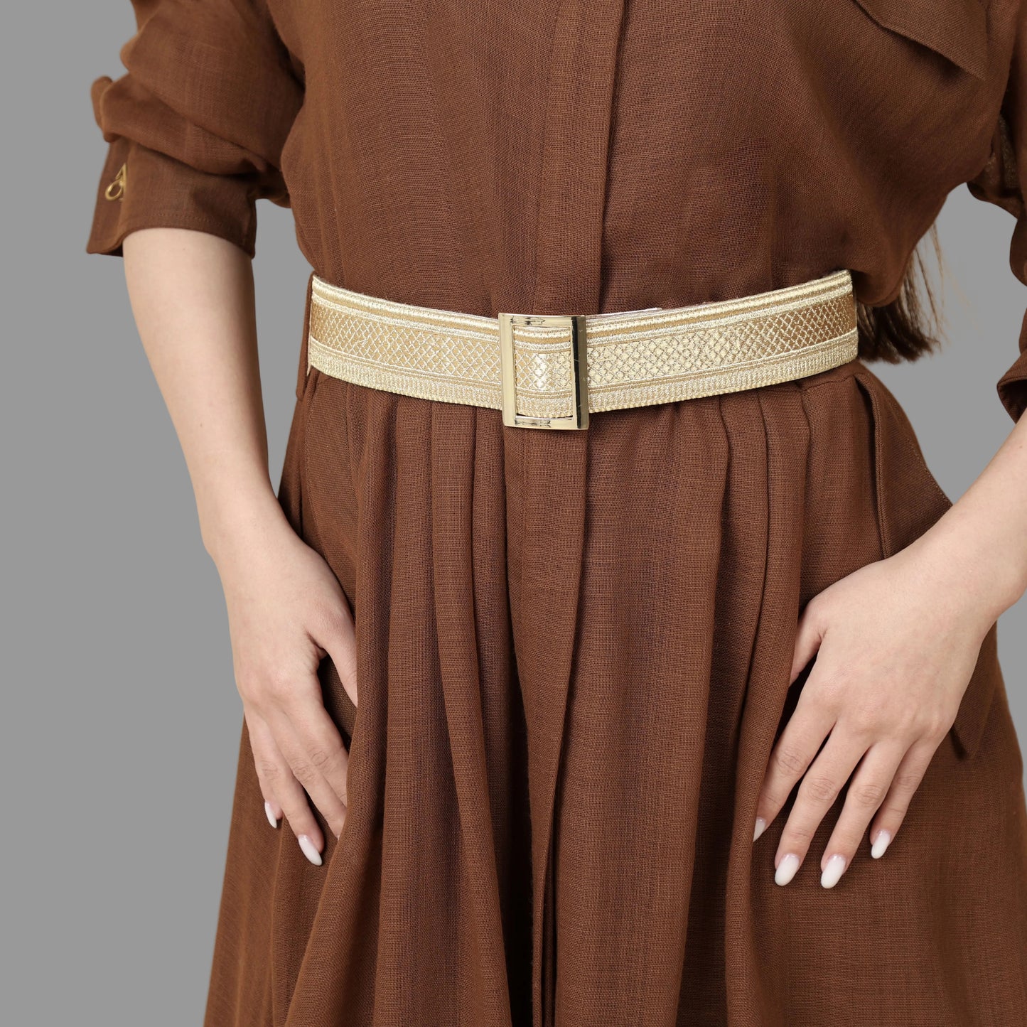 فستان بني بلمسة تراثية من صوف البشت والتياب الرجالية