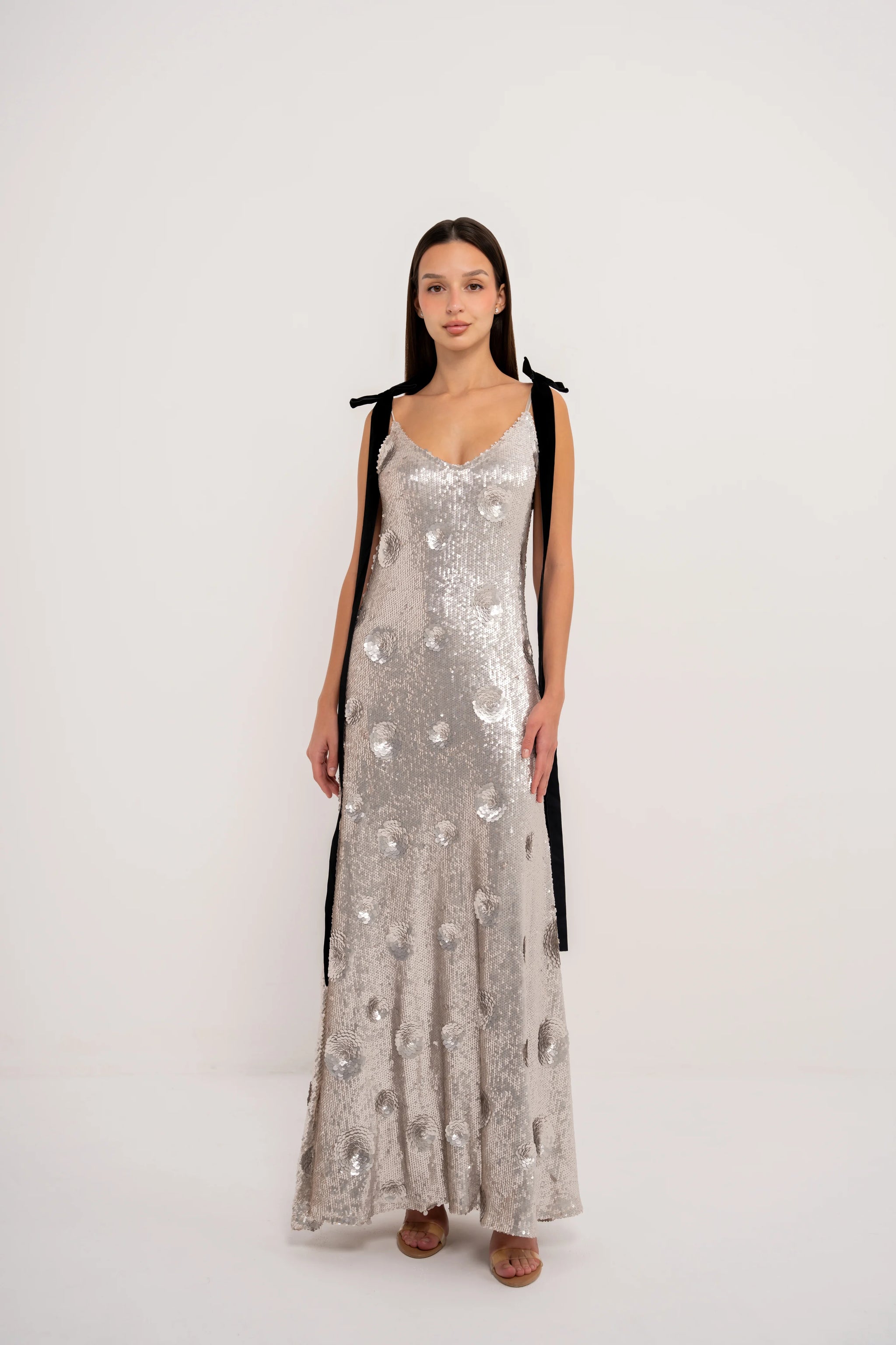 فستان فضي بفيونكة قطيفة