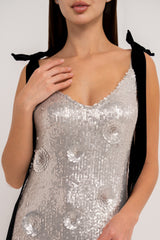 فستان فضي بفيونكة قطيفة