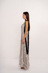 فستان فضي بفيونكة قطيفة