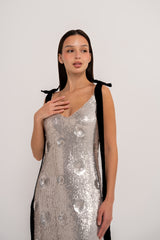 فستان فضي بفيونكة قطيفة