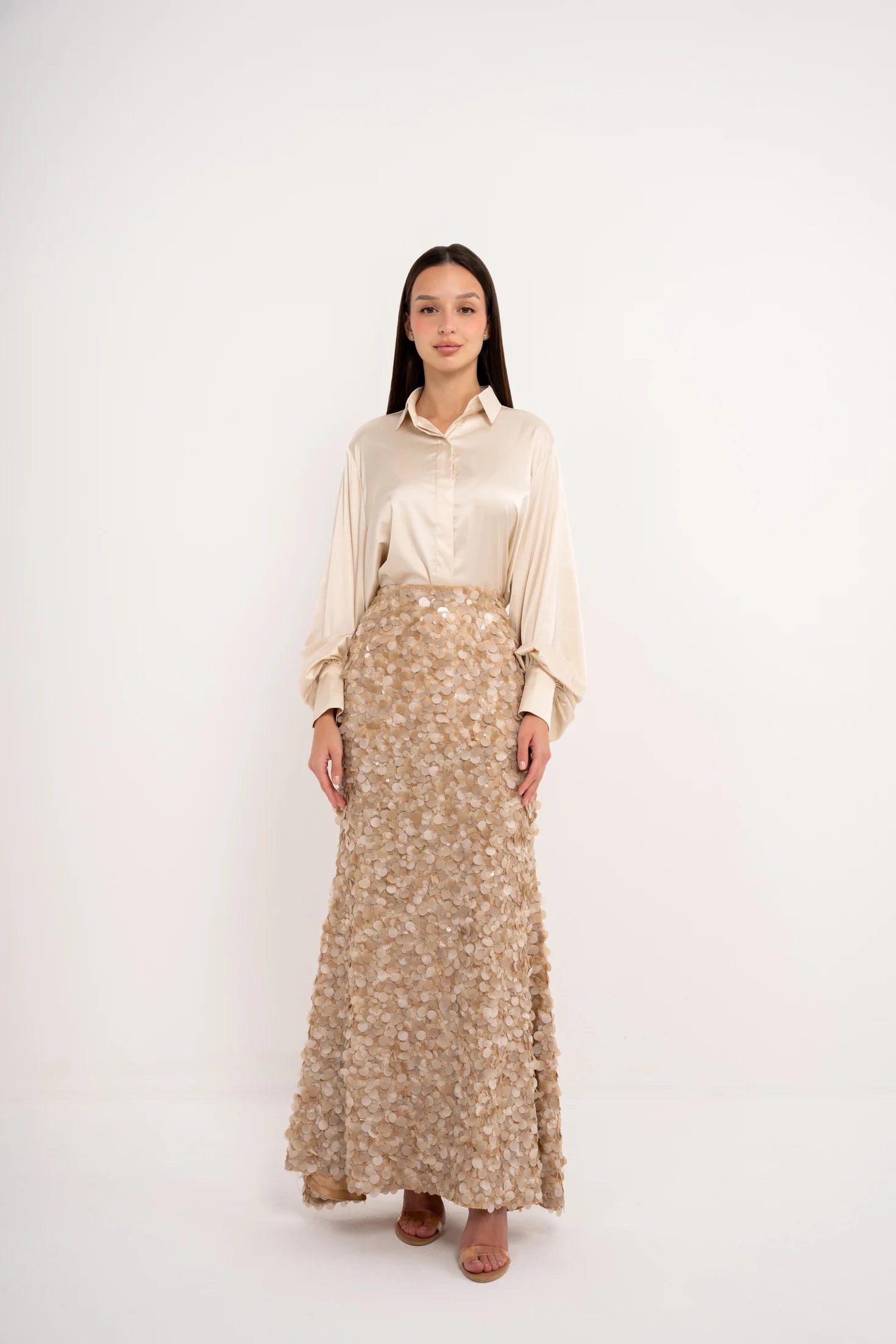 طقم بيج بلوزه حرير وتنوره مطرزه