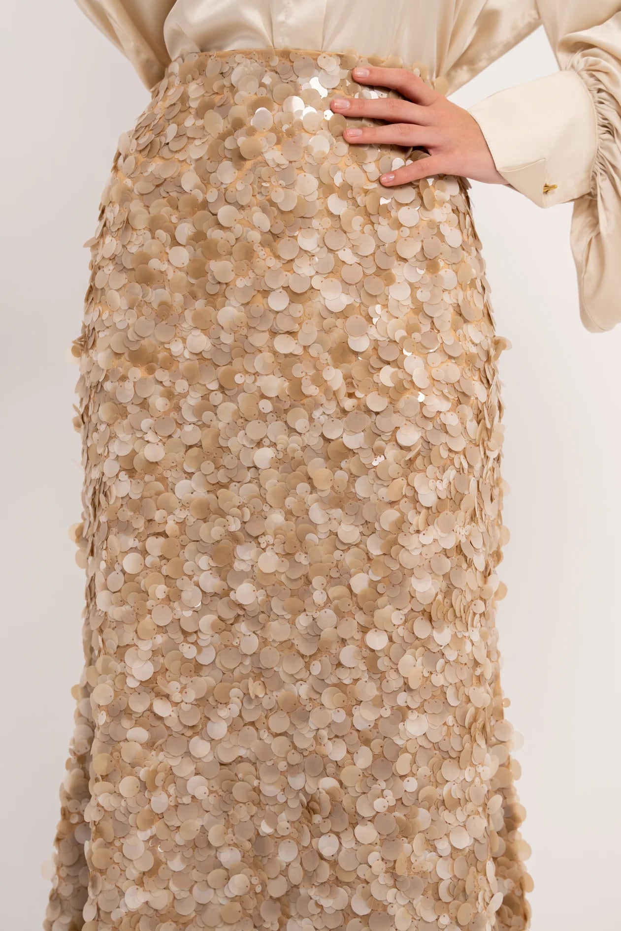 طقم بيج بلوزه حرير وتنوره مطرزه