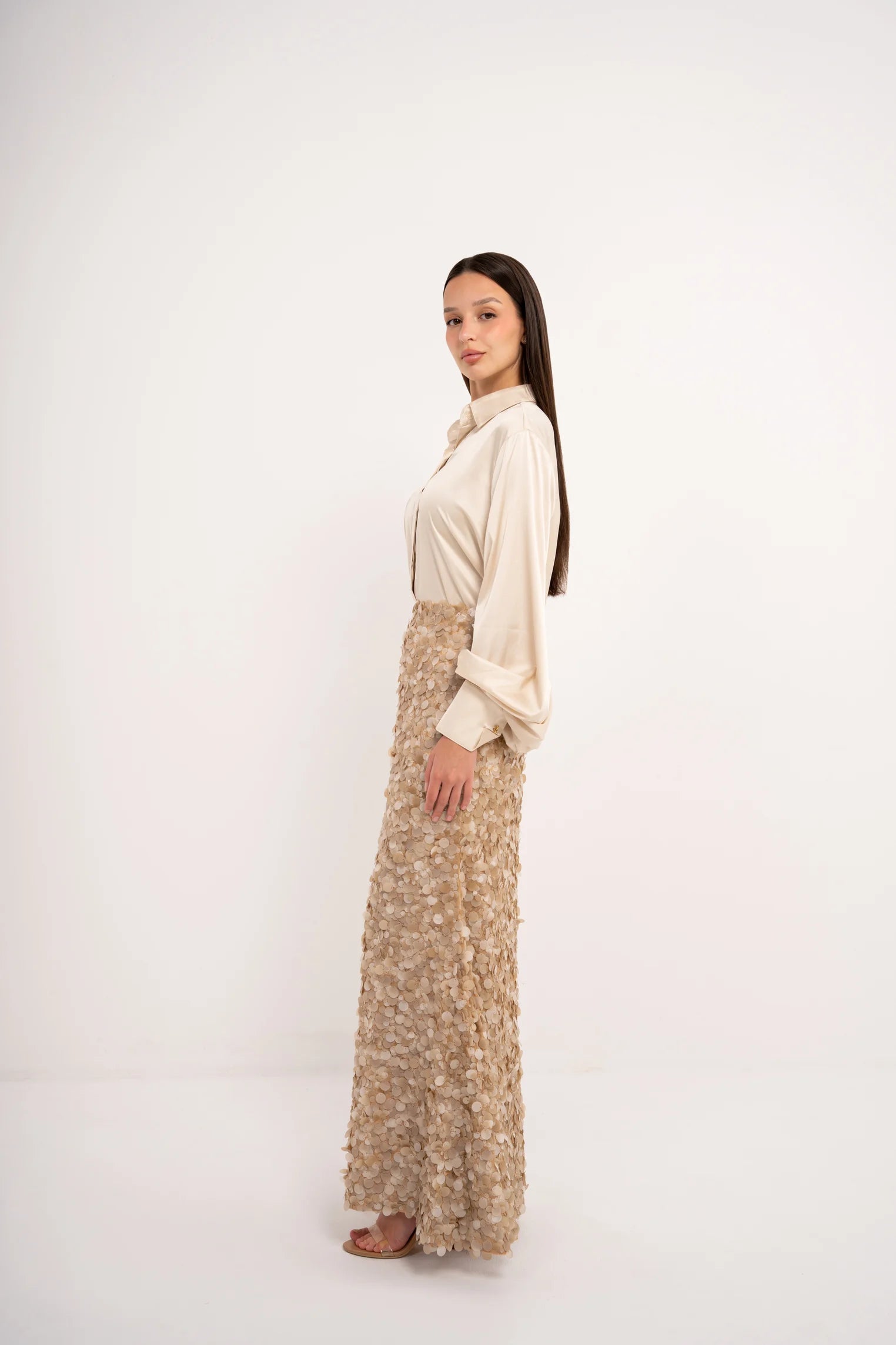 طقم بيج بلوزه حرير وتنوره مطرزه