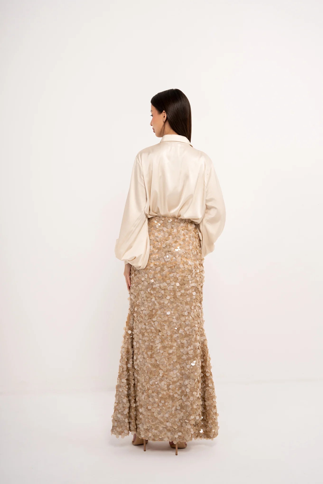 طقم بيج بلوزه حرير وتنوره مطرزه