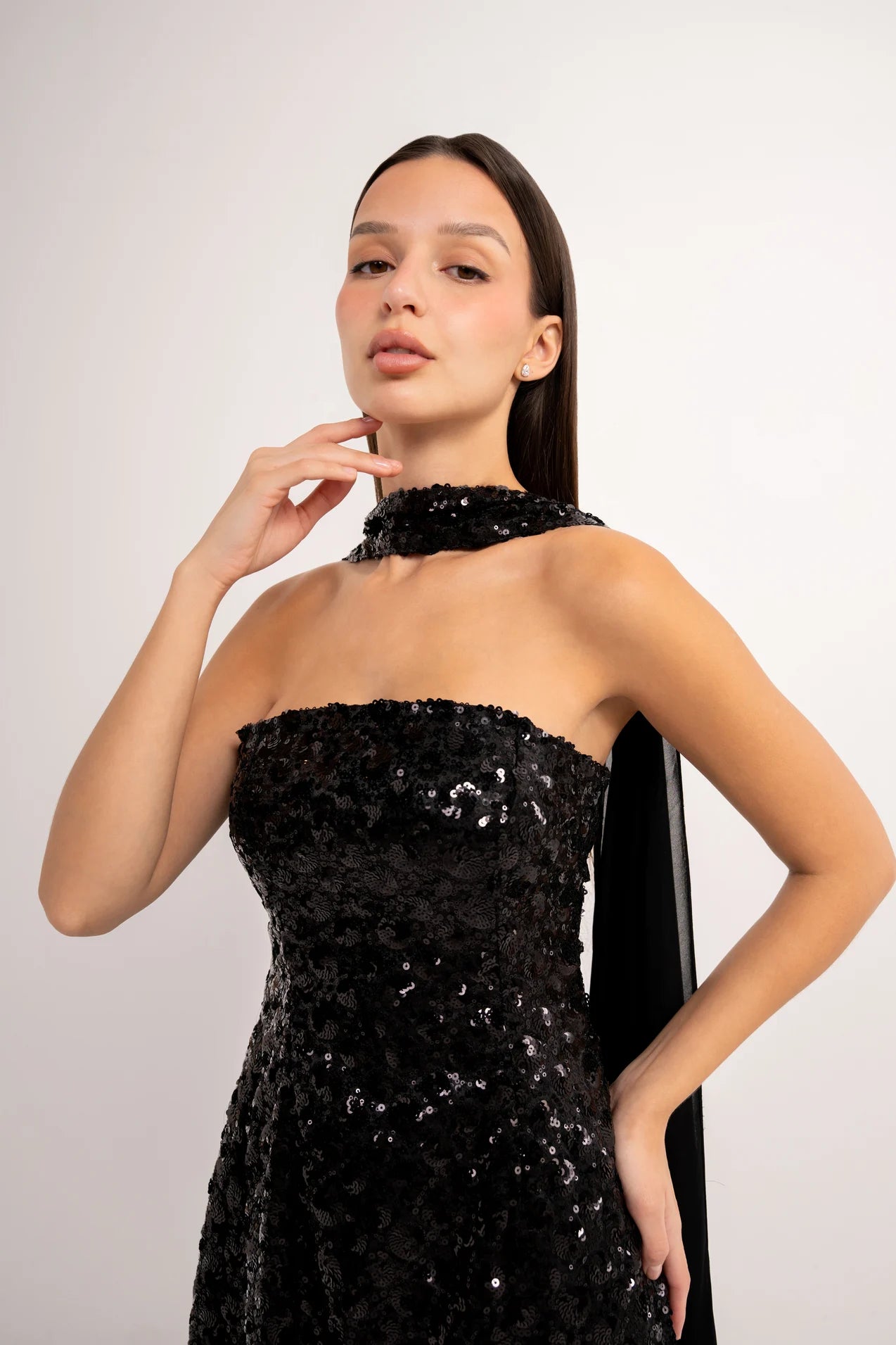 فستان اسود ترتر مع شال شيفون