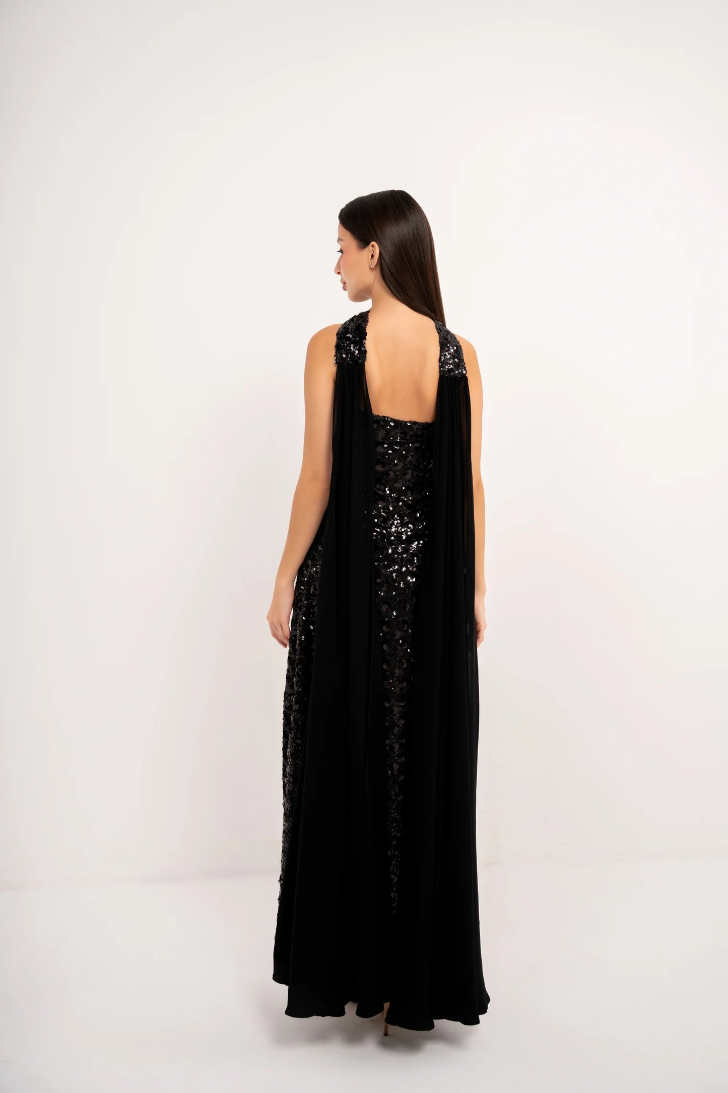 فستان اسود ترتر مع شال شيفون