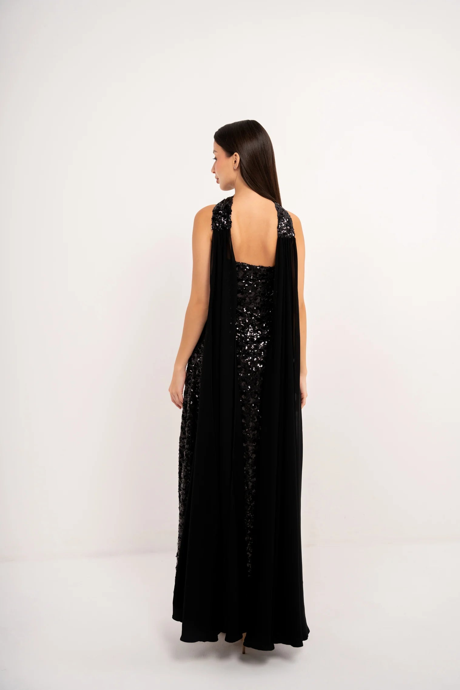 فستان اسود ترتر مع شال شيفون