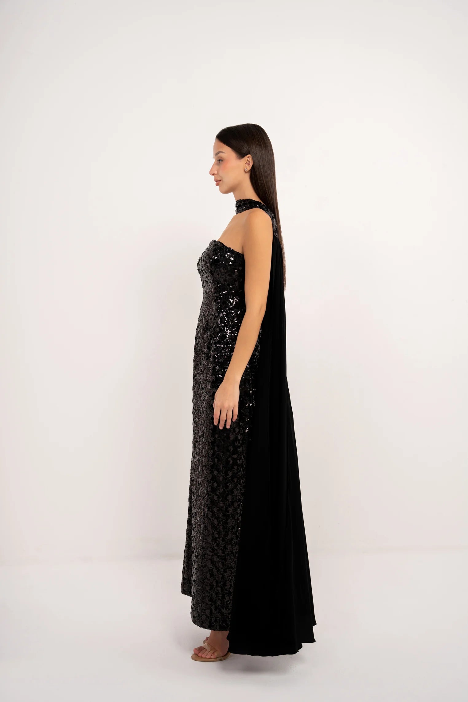 فستان اسود ترتر مع شال شيفون