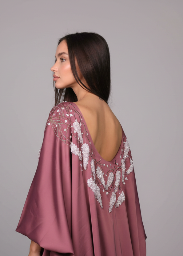 ثوب نسائي حرير موف مطرز بتفاصيل خلفية فاخرة