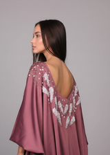 ثوب نسائي حرير موف مطرز بتفاصيل خلفية فاخرة