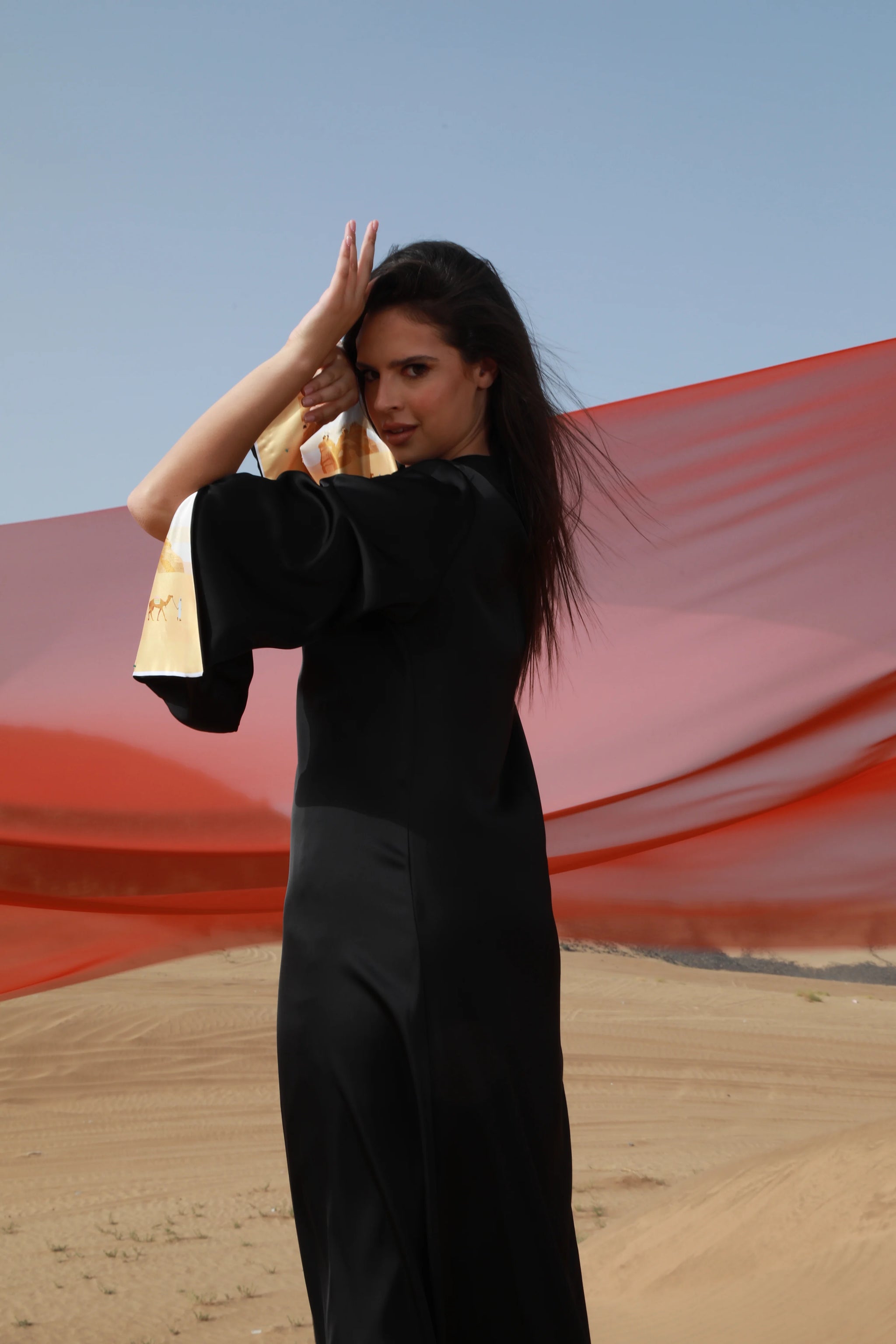 ثوب نسائي حرير أسود بتفاصيل فنية على الأكمام