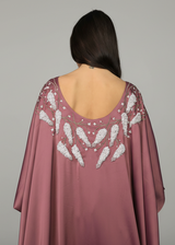 ثوب نسائي حرير موف مطرز بتفاصيل خلفية فاخرة