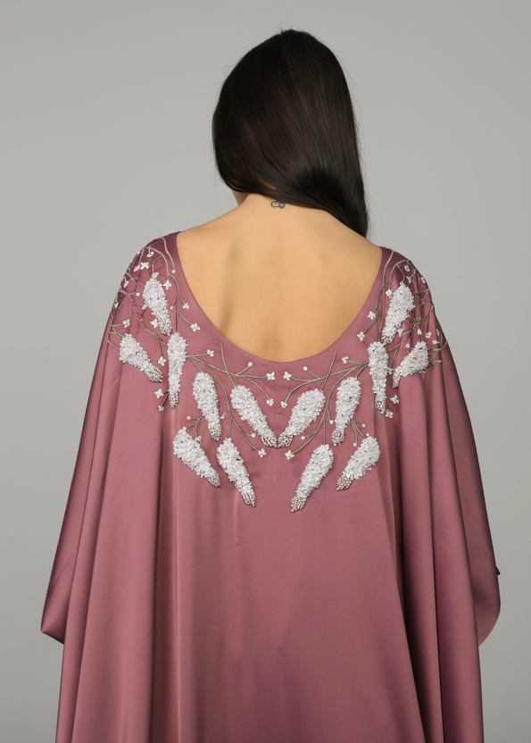 ثوب نسائي حرير موف مطرز بتفاصيل خلفية فاخرة