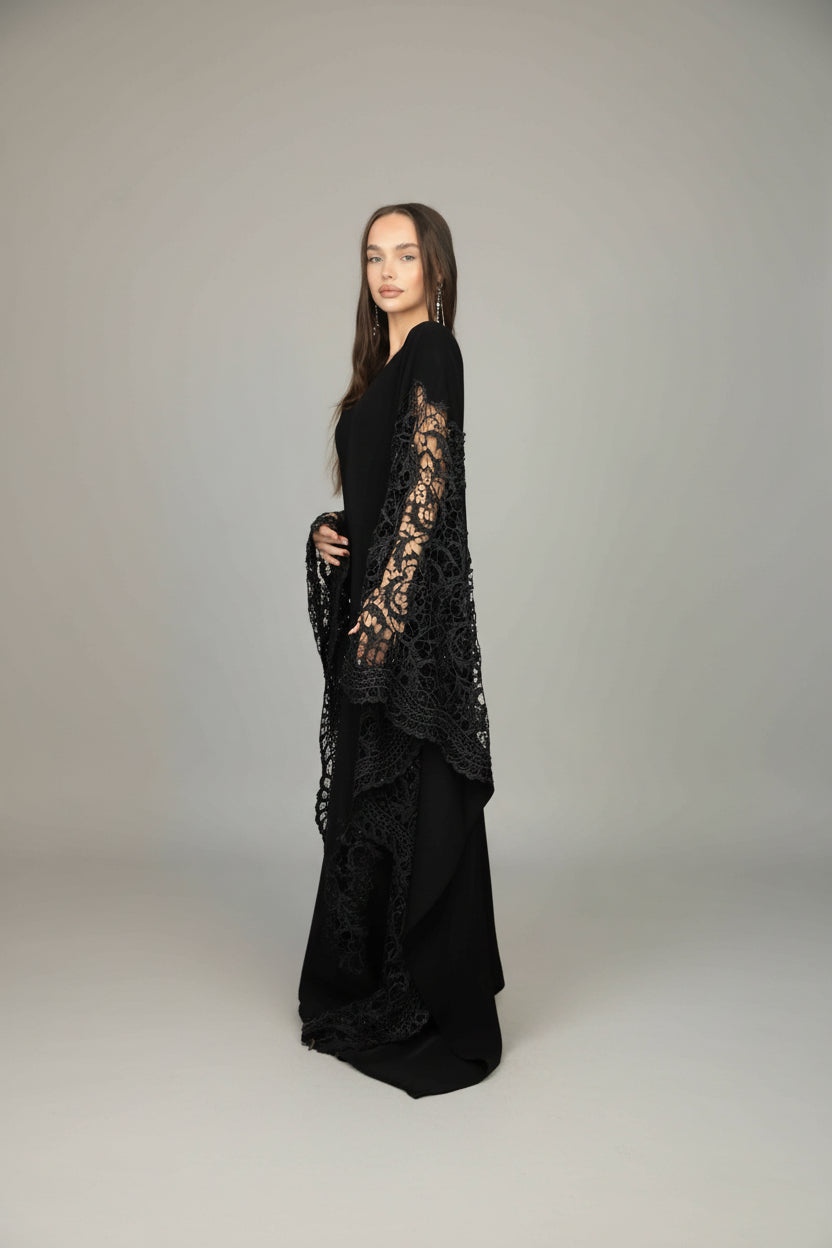 ثوب نسائي كريب أسود مزين بجوبير فاخر