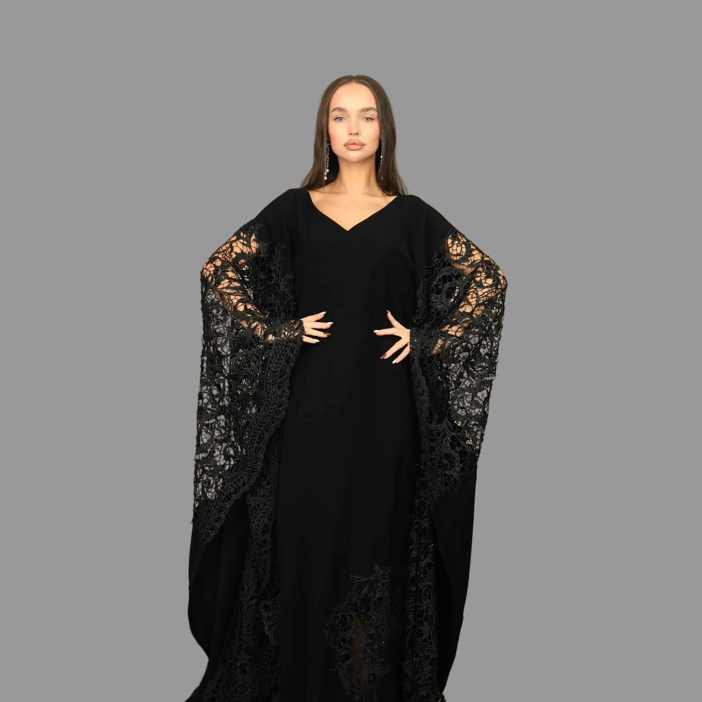 ثوب نسائي كريب أسود مزين بجوبير فاخر