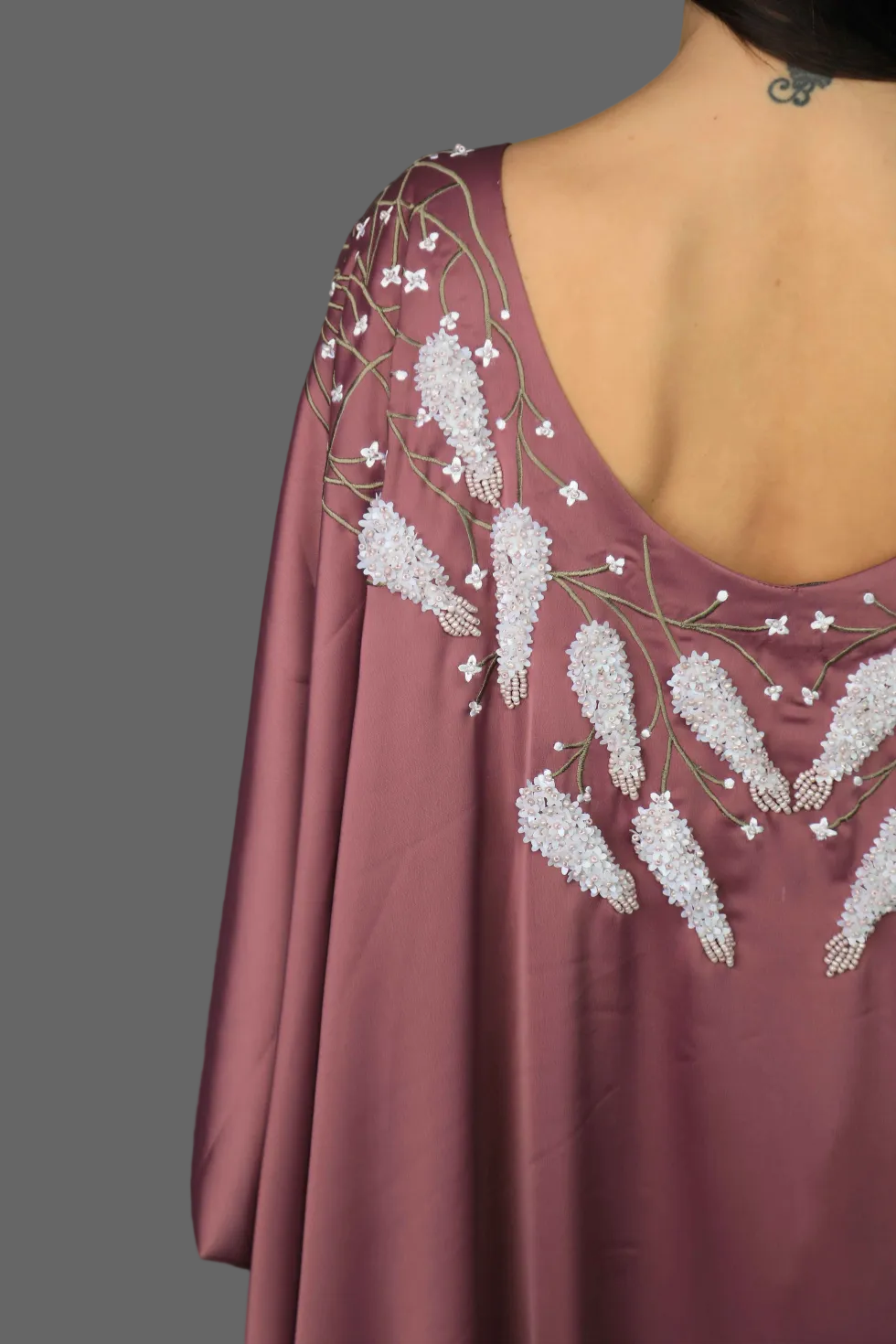 ثوب نسائي حرير موف مطرز بتفاصيل خلفية فاخرة