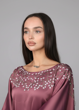 ثوب نسائي حرير موف مطرز بتفاصيل خلفية فاخرة