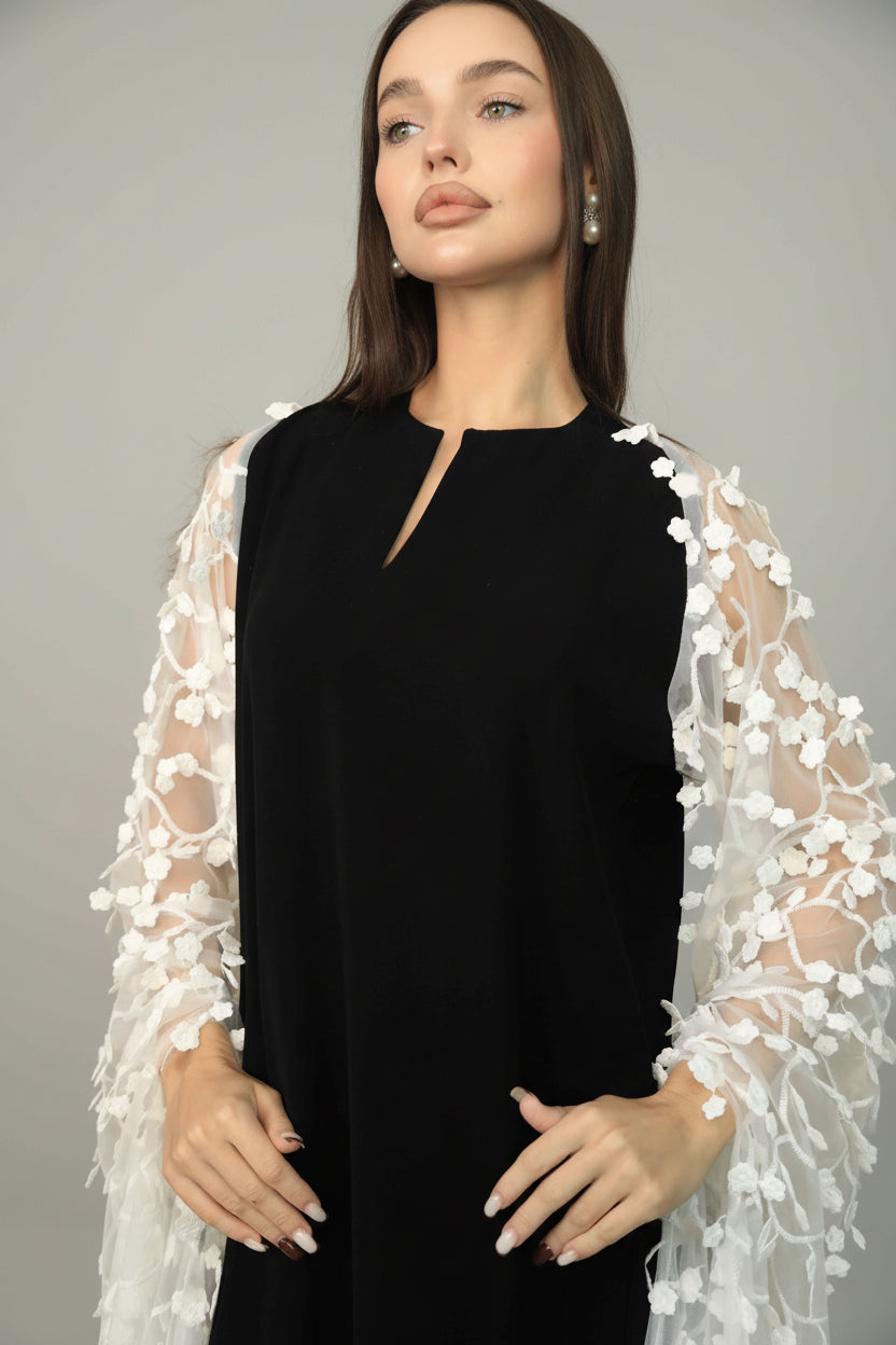 ثوب نسائي كريب أسود بأكمام بورد بارز