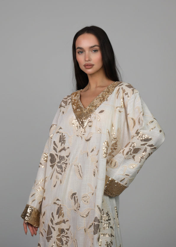 ثوب نسائي قطن أبيض مطرز بلمسات ذهبية