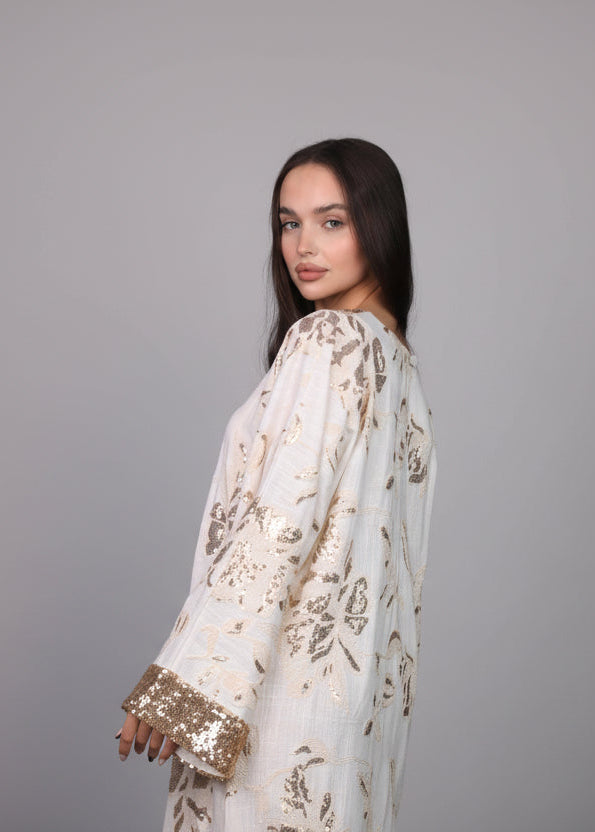 ثوب نسائي قطن أبيض مطرز بلمسات ذهبية