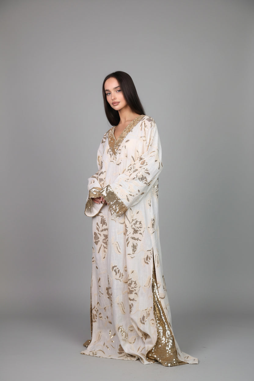 ثوب نسائي قطن أبيض مطرز بلمسات ذهبية