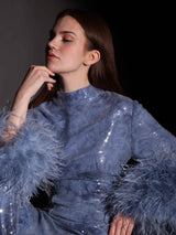 فستان أزرق لامع بأكمام ريش فاخرة