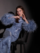 فستان أزرق لامع بأكمام ريش فاخرة