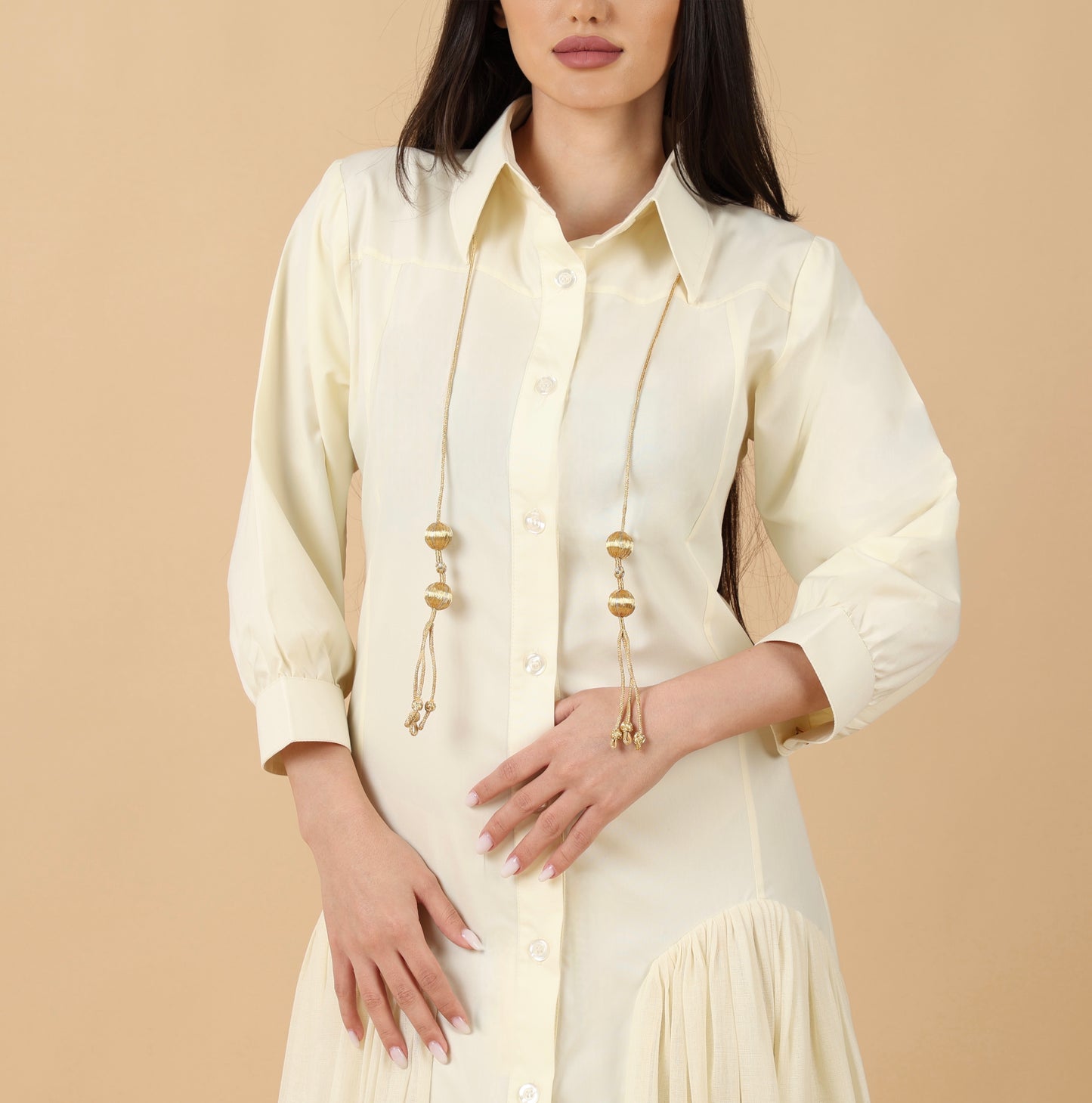 فستان بيج أنثوي فاخر بخامة البشت الرجالي والقصب الأصيل