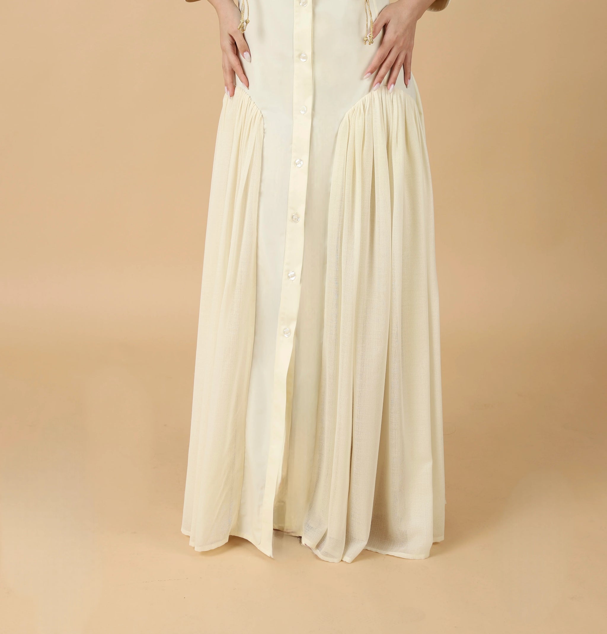 فستان بيج أنثوي فاخر بخامة البشت الرجالي والقصب الأصيل