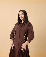 فستان  بني أنثوي فاخر بخامة البشت الرجالي والقصب الأصيل