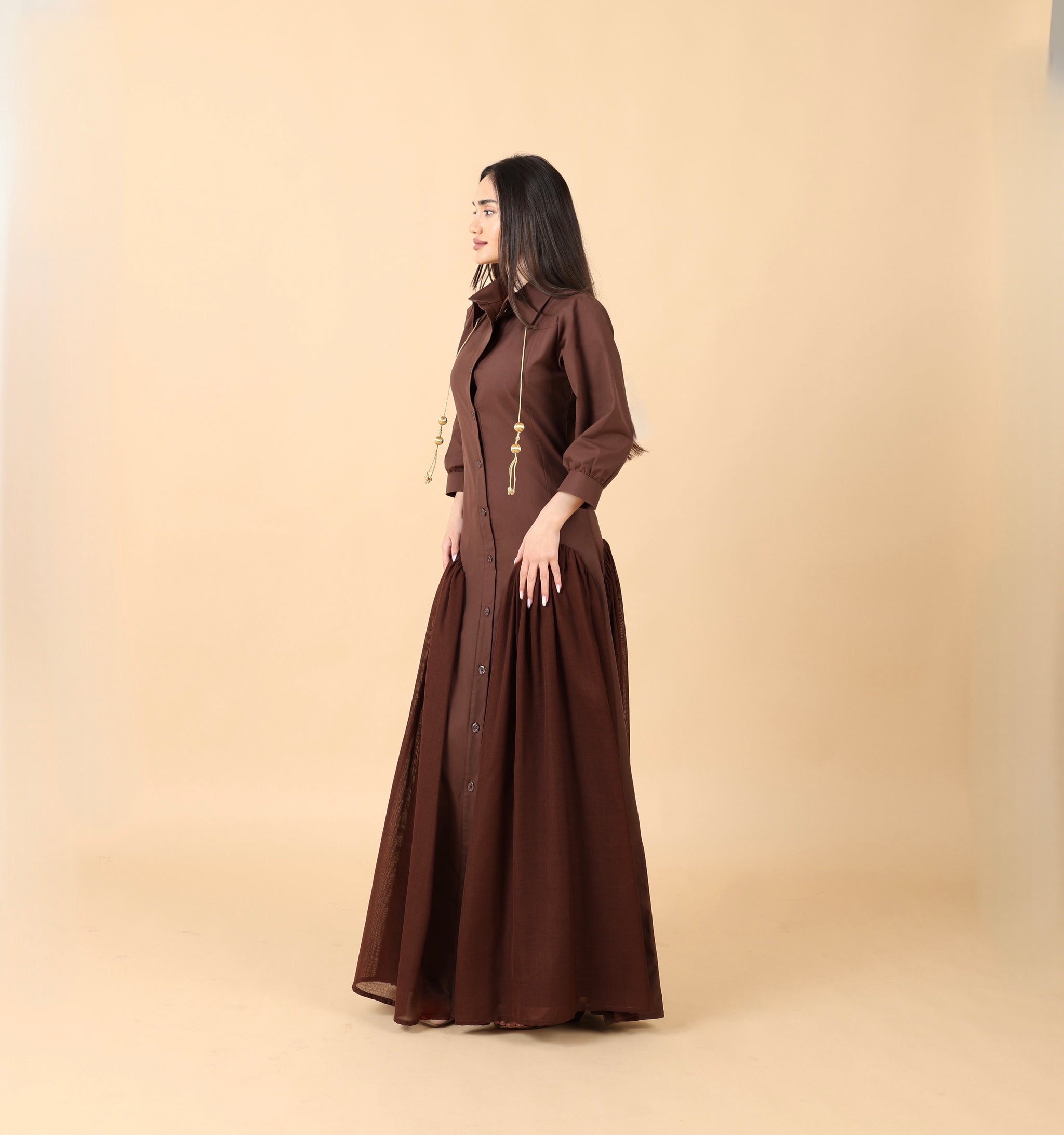 فستان  بني أنثوي فاخر بخامة البشت الرجالي والقصب الأصيل