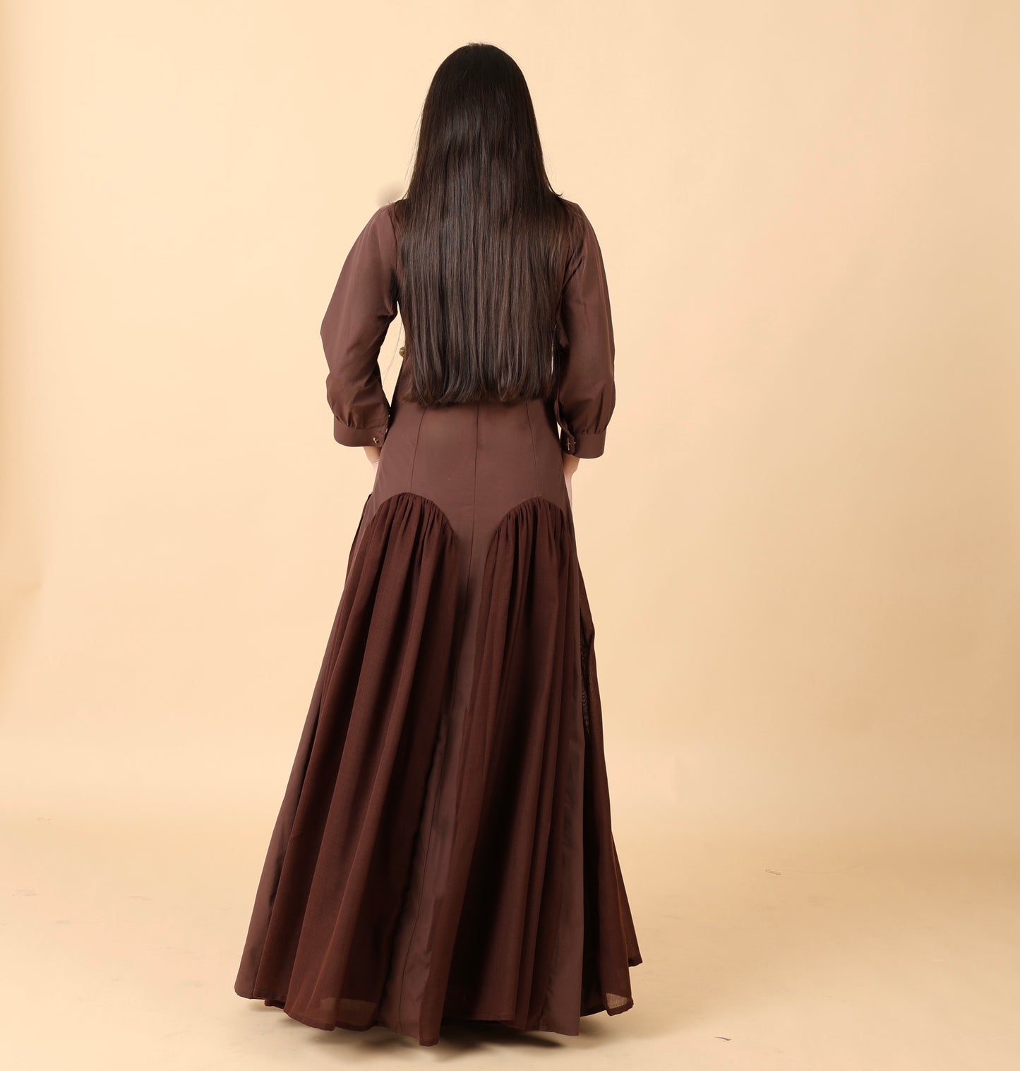 فستان  بني أنثوي فاخر بخامة البشت الرجالي والقصب الأصيل