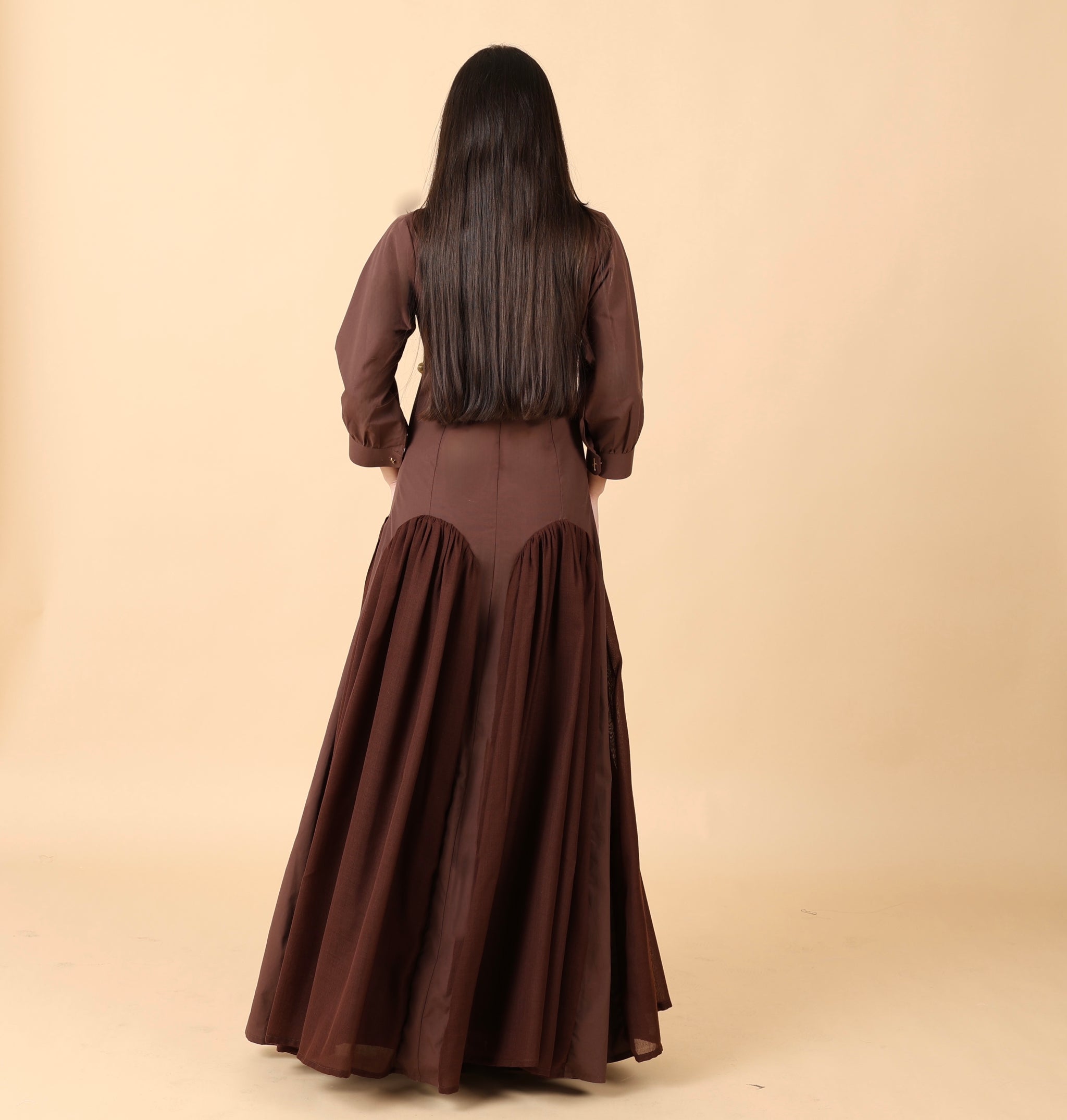 فستان  بني أنثوي فاخر بخامة البشت الرجالي والقصب الأصيل