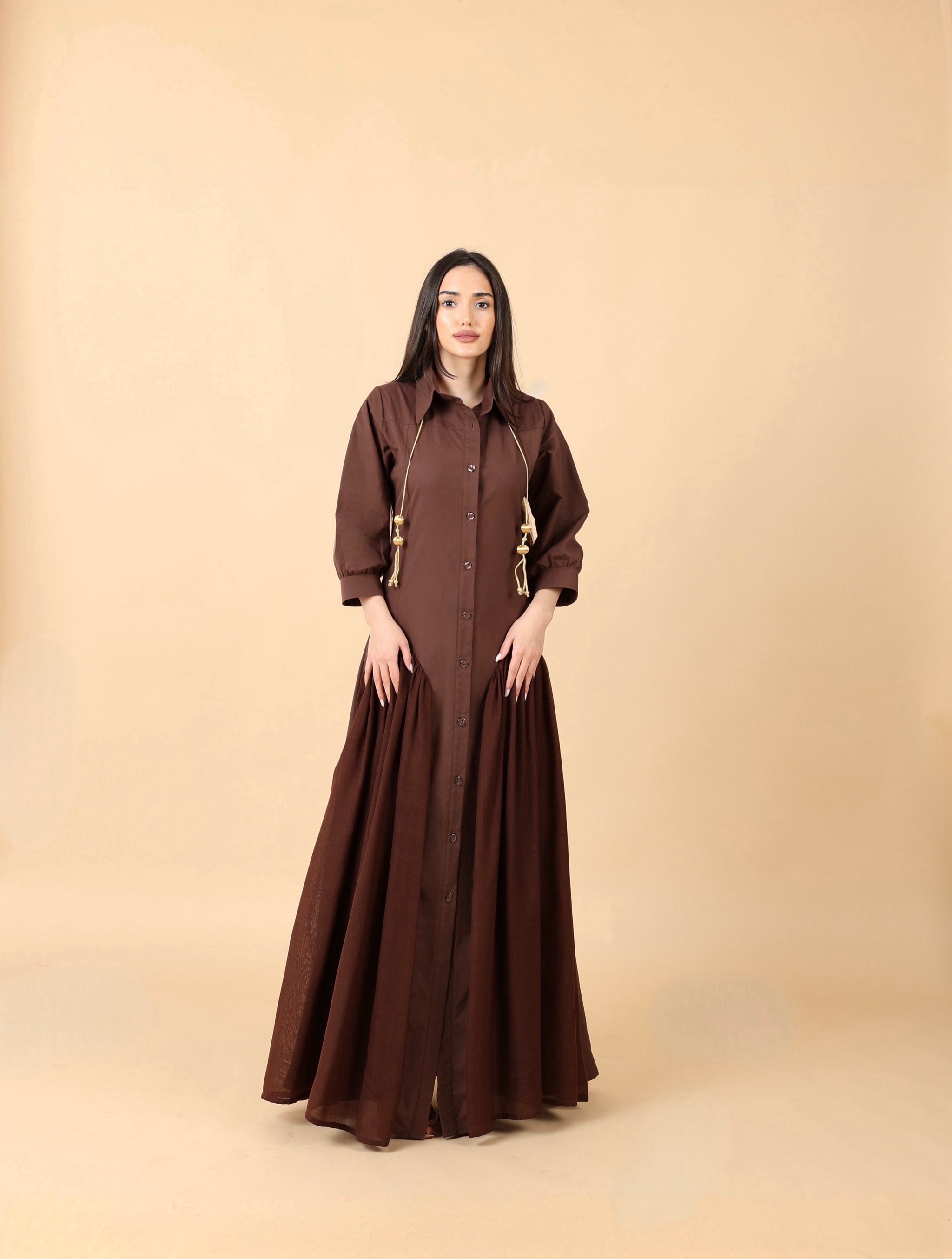 فستان  بني أنثوي فاخر بخامة البشت الرجالي والقصب الأصيل