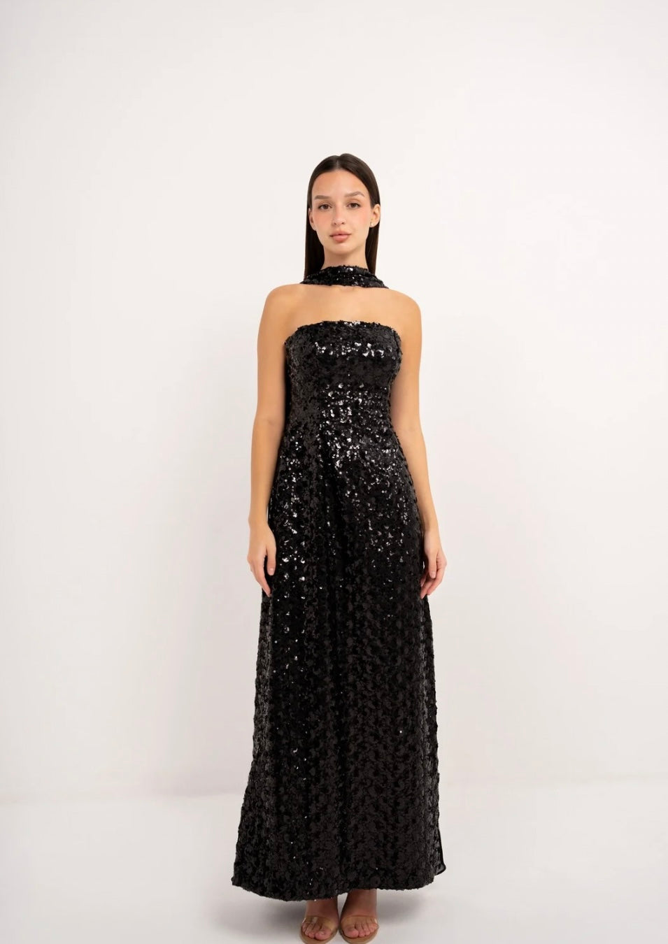 فستان اسود ترتر مع شال شيفون