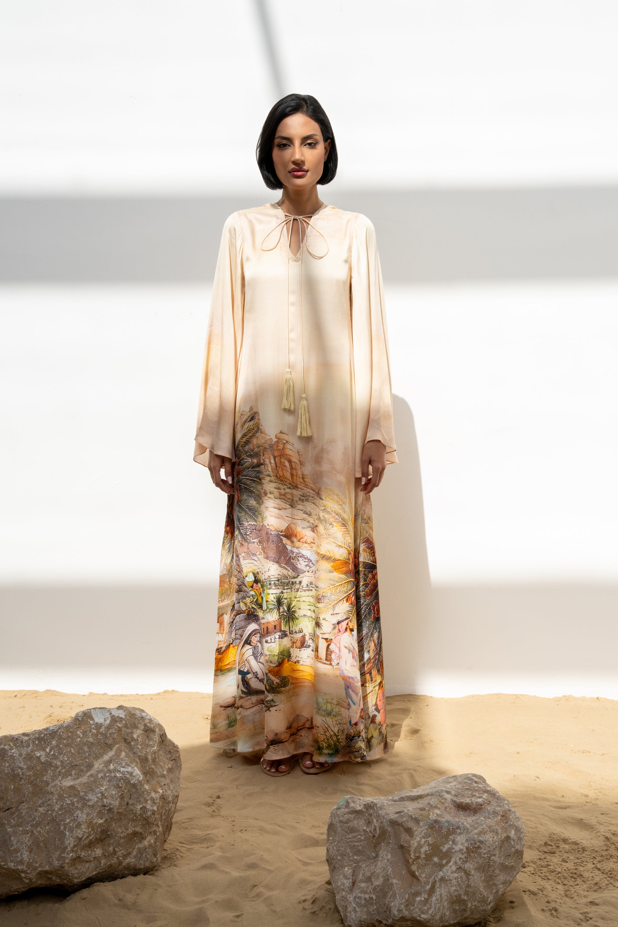 ثوب أصول بأكمام واسعة منسدل