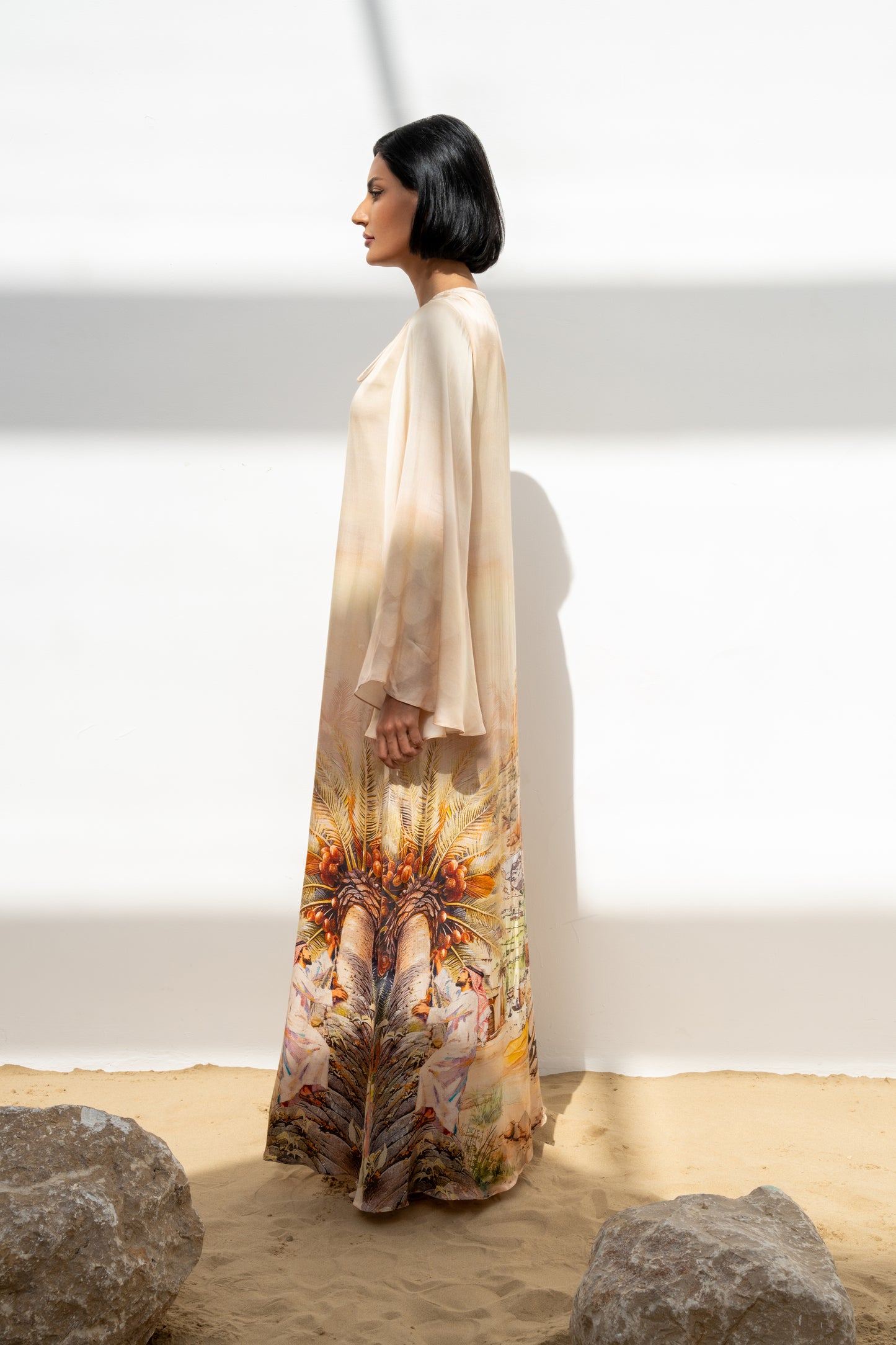 ثوب أصول بأكمام واسعة منسدل