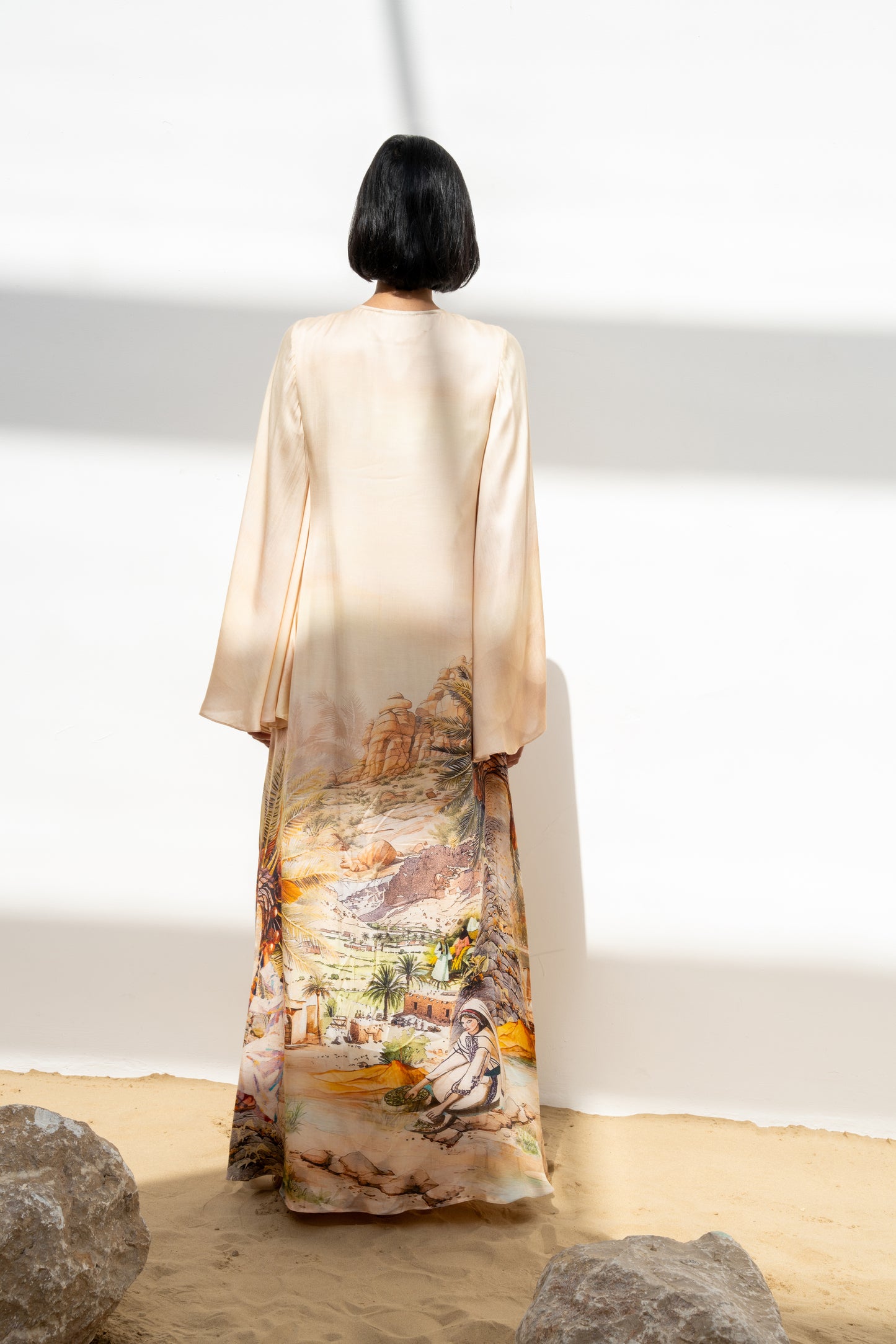 ثوب أصول بأكمام واسعة منسدل