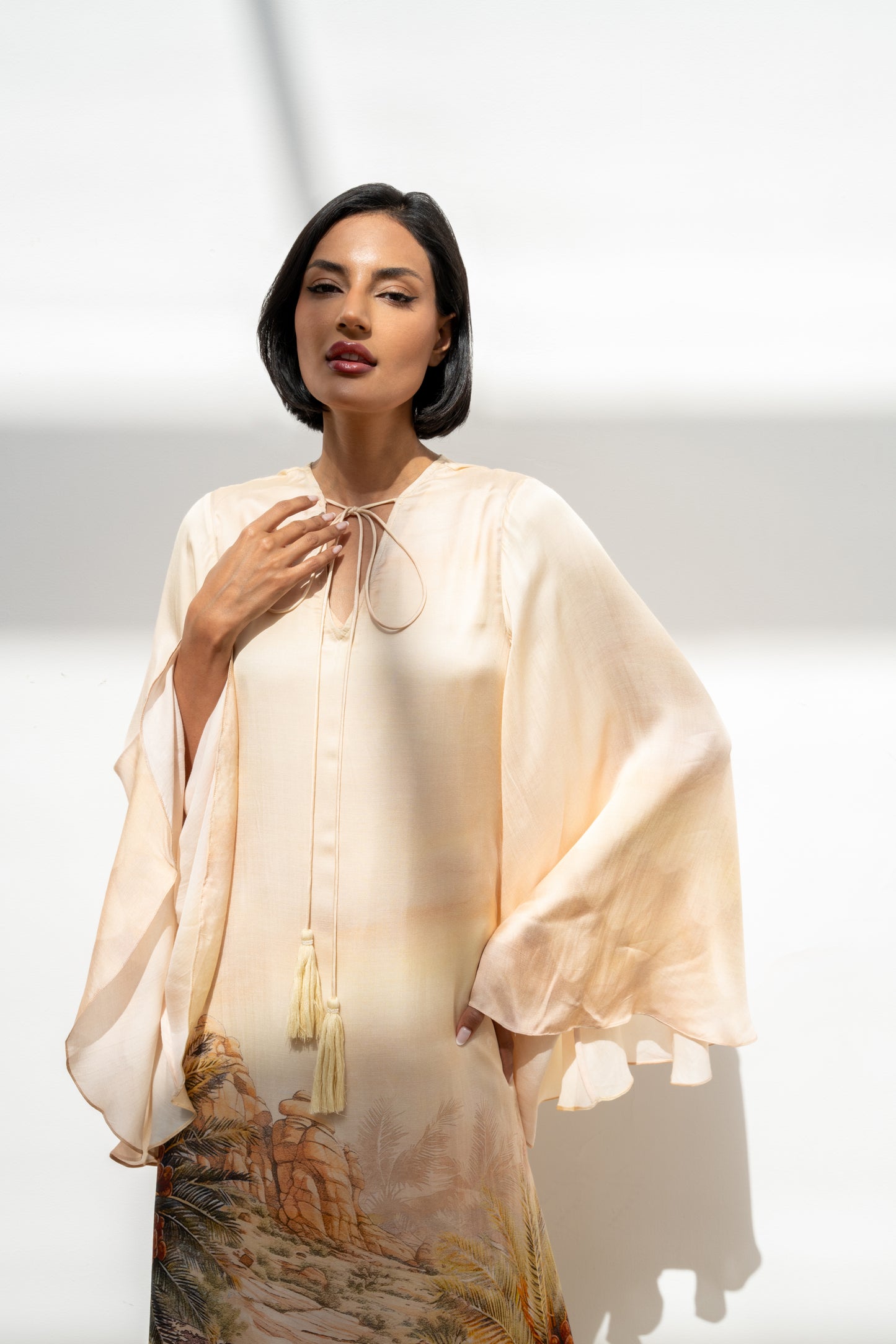 ثوب أصول بأكمام واسعة منسدل