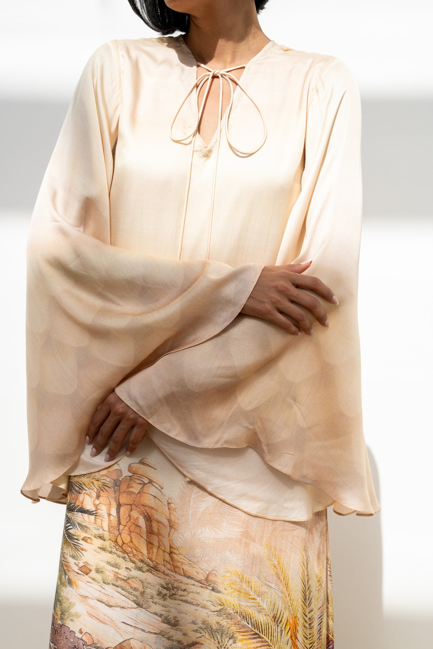 ثوب أصول بأكمام واسعة منسدل