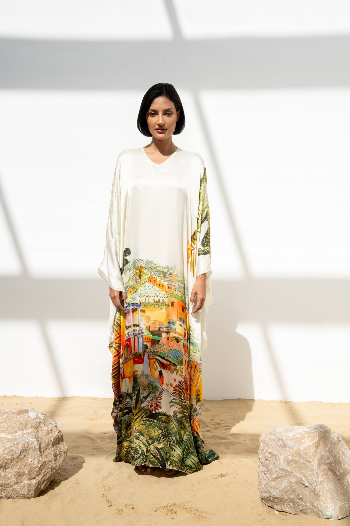 ثوب ألمع حرير بقصه واسعة منسدلة