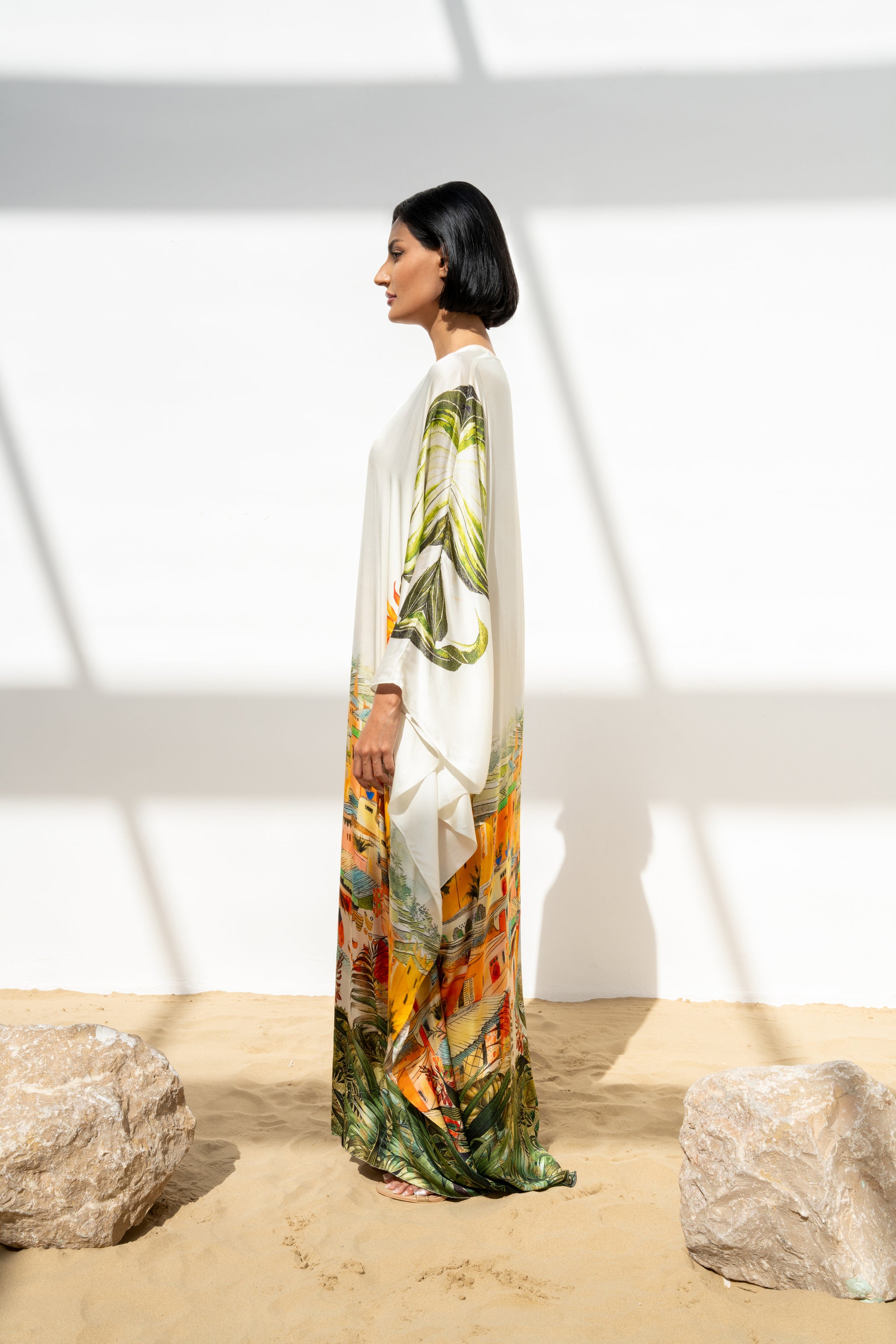 ثوب ألمع حرير بقصه واسعة منسدلة