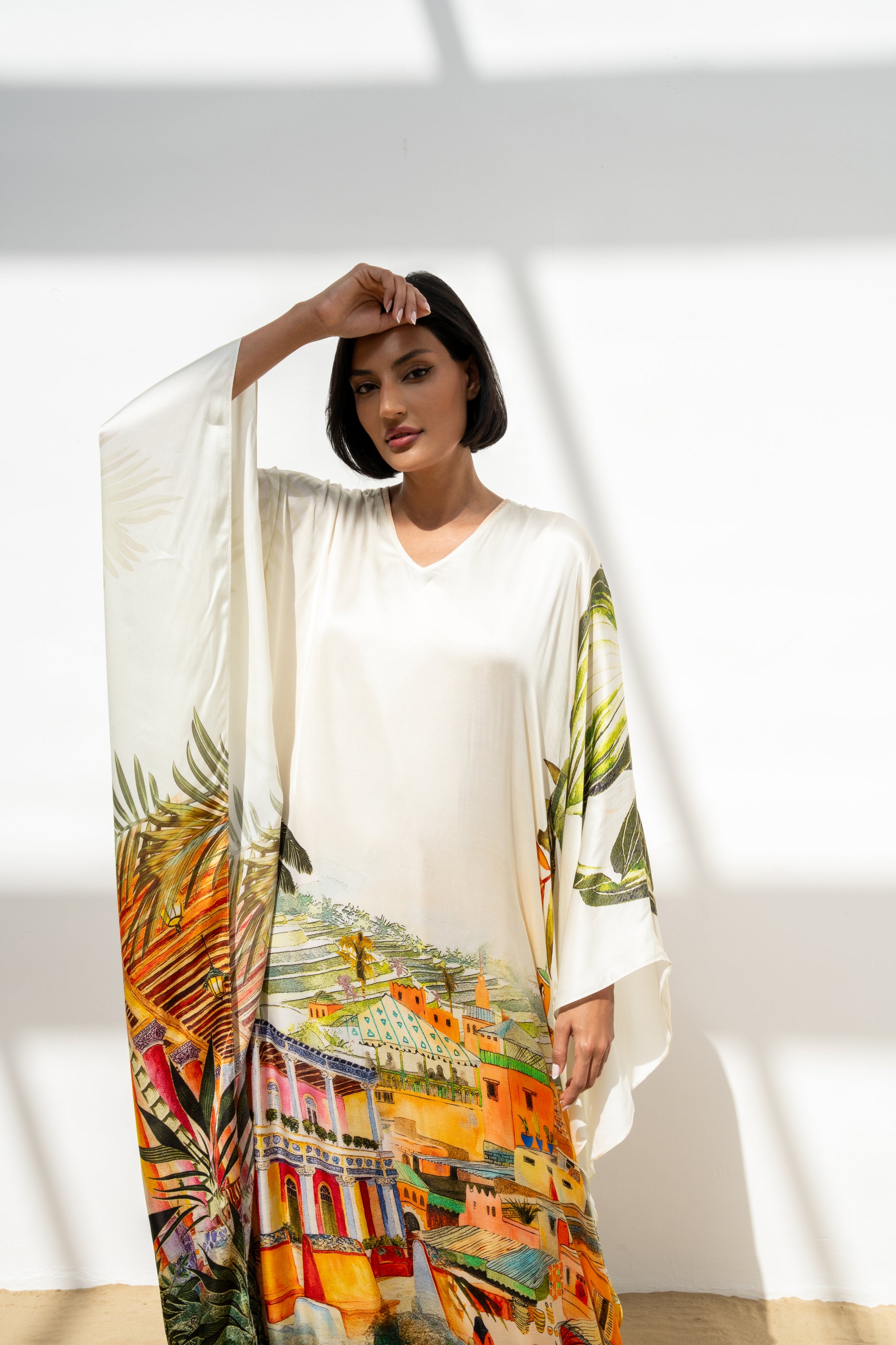 ثوب ألمع حرير بقصه واسعة منسدلة