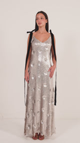 فستان فضي بفيونكة قطيفة