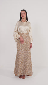 طقم بيج بلوزه حرير وتنوره مطرزه